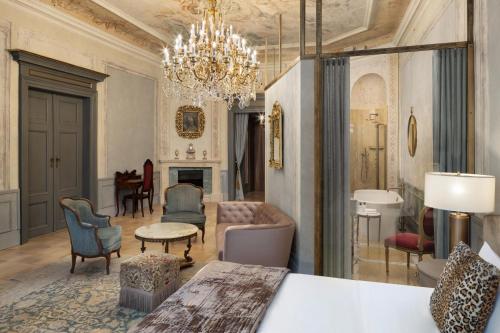 クラクフにあるH15 Palace, a Luxury Collection Hotel, Krakowのベッドルーム(シャンデリア付)、リビングルーム