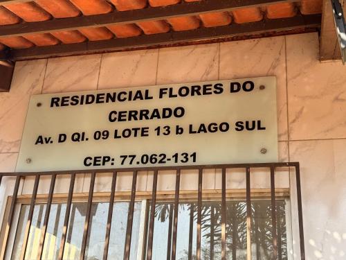 a sign on the side of a building at Perto do aeroporto, estádio e Praia dos Buritis in Palmas
