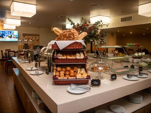 利马圣奥古斯丁独家酒店的展示面包和糕点的柜台