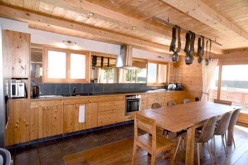 Dapur atau dapur kecil di Chalet Vent De Soleil, 5 étoiles luxe Collection Prestige Numéro 14