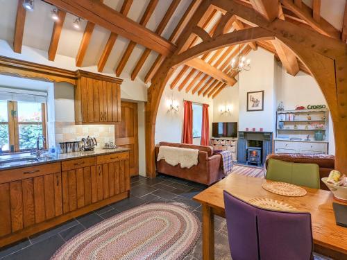 cocina y sala de estar con techo de madera en Yr Efail - Hw7387, en Llanymawddwy