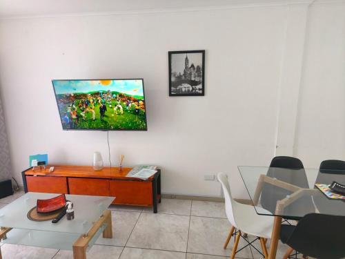 Et tv og/eller underholdning på Hermoso re completo cómodo balcón al frente 3 dorm