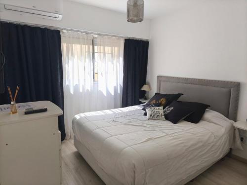 En eller flere senge i et værelse på Hermoso re completo cómodo balcón al frente 3 dorm