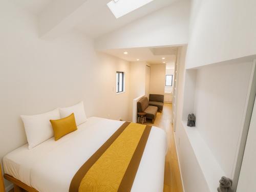 ein Schlafzimmer mit einem großen Bett und einem Stuhl in der Unterkunft Shibuya Sta 10min walk Kingbed VR Switch Wi-Fi in Wada