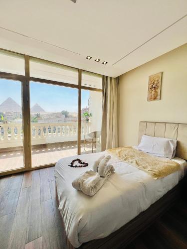 Ένα ή περισσότερα κρεβάτια σε δωμάτιο στο Roone pyramids view inn