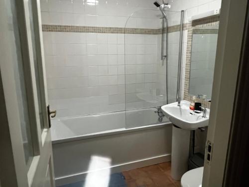 Ein Badezimmer in der Unterkunft Spacious one bed apartment in the centre of Bray
