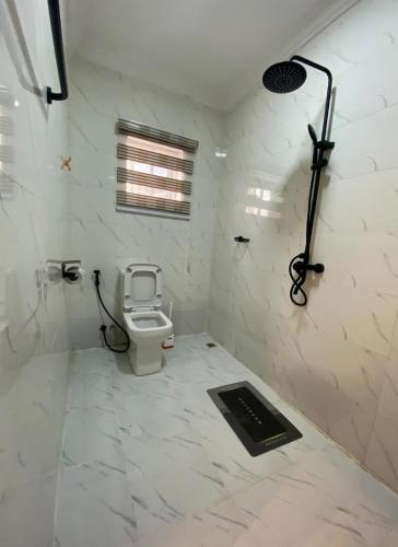 Un baño de Luxurious 3-Bedroom Duplex with Private Compound