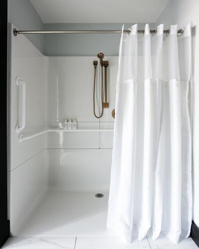 Un baño de The Cove At Salem