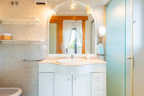 a bathroom with a sink and a mirror at Ático Luminoso Con Vistas En Calpe in Calpe