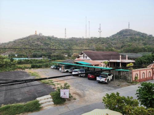 a train station with cars parked in a parking lot at ลิตเติ้ลโฮม ที่พักเพชรบุรี in Phetchaburi