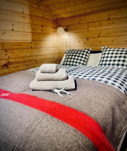 Una cama o camas en una habitación de Hüttli Chalet with panoramic view