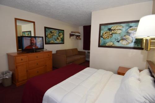 Ένα ή περισσότερα κρεβάτια σε δωμάτιο στο Knights Inn Oswego East