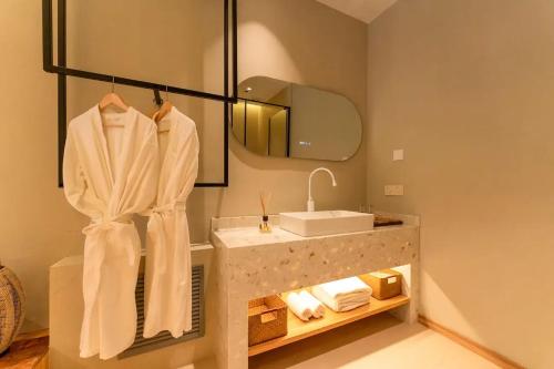 a bathroom with a sink and a counter with towels at Lu Ming Beiyuan Xi'an Zhongdu Drum Tower City Wall Store in Xi'an