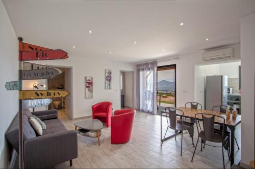 a living room with a couch and a table at Casa Bianca in LʼÎle-Rousse