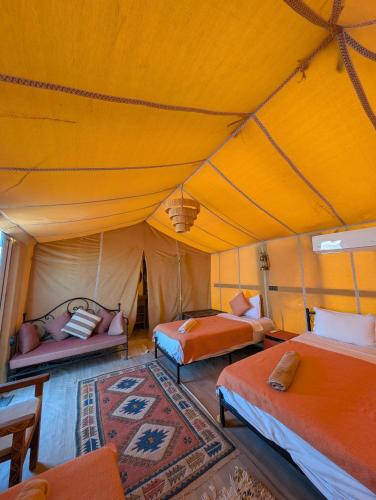 Cama o camas de una habitación en Air Conditioning Berber Desert Camp