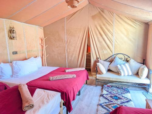 Cama o camas de una habitación en Air Conditioning Berber Desert Camp
