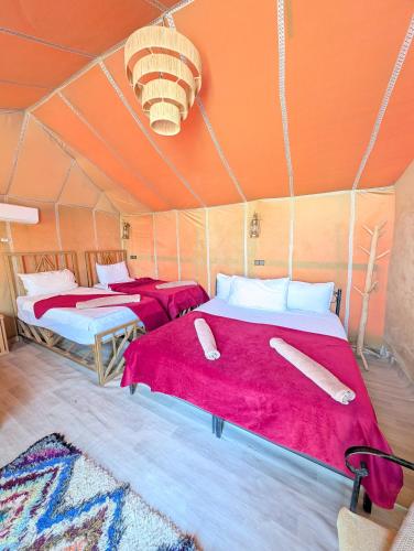 Cama o camas de una habitación en Air Conditioning Berber Desert Camp