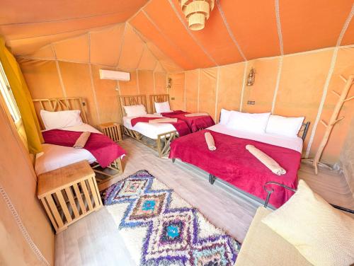 Cama o camas de una habitación en Air Conditioning Berber Desert Camp