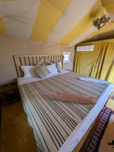 Cama o camas de una habitación en Air Conditioning Berber Desert Camp