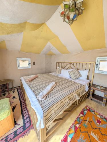 Cama o camas de una habitación en Air Conditioning Berber Desert Camp
