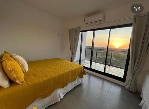 ein Schlafzimmer mit einem gelben Bett und einem großen Fenster in der Unterkunft Villa Di Lucca in Prea