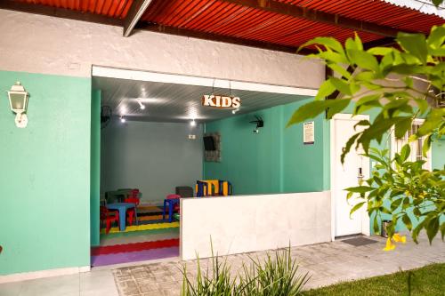 a childrens playroom with a kids sign on the wall at Scenarium Hotel in Recife