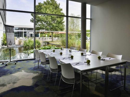Un restaurante u otro lugar para comer en Mercure Lyon Genas Eurexpo