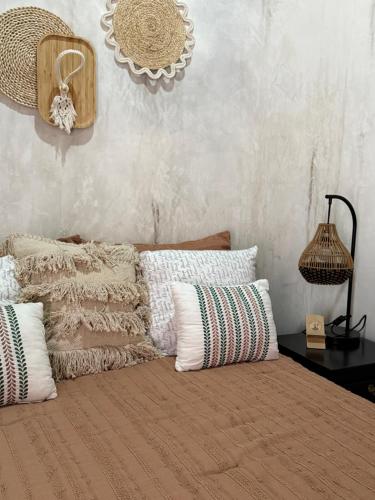 Ένα ή περισσότερα κρεβάτια σε δωμάτιο στο Cozy Family Villa 1 w Pool & BBQ near Surf Beach