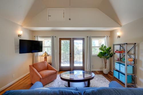 Μια τηλεόραση ή/και κέντρο ψυχαγωγίας στο Colfax Getaway with Hot Tub, Mountain Views!
