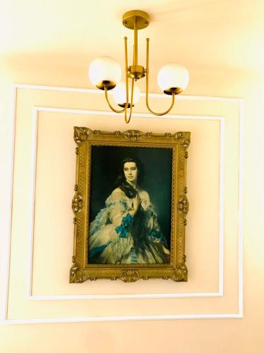 una pintura de una mujer colgada en una pared en Résidence touristique marcadal, en Fort de lʼEau