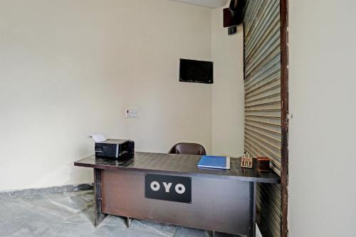 an office with a desk with aaji sign on it at Hotel O The Happy Homestay in Morādābād