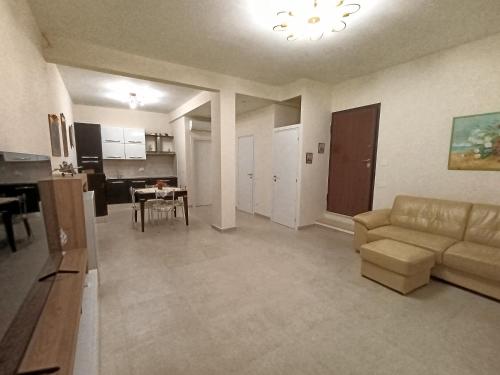 a living room with a couch and a table at Residenza Orchidea in Tarquinia