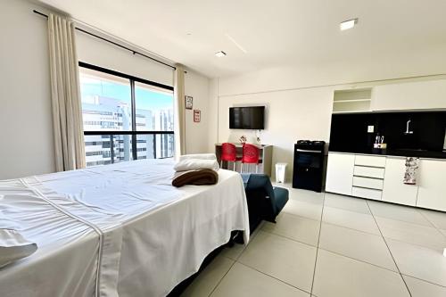 Loft com varanda 100 metros do mar Ponta Verde Ed Time 923にあるベッド
