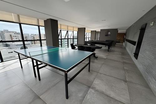 Loft com varanda 100 metros do mar Ponta Verde Ed Time 923の敷地内または近くにある卓球施設