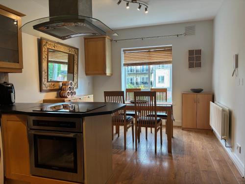 a kitchen and dining room with a table and chairs at Spacious 2 Bed Apartment near Dublin Airport in Celbridge