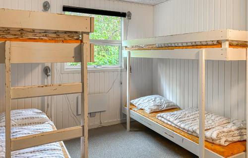 Cama o camas de una habitación en Awesome Home In Farsø With Sauna