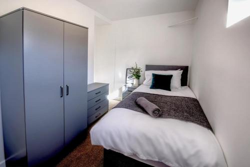 a small bedroom with a bed and a cabinet at NEW Contractor 5-Bed 3-Bath Central Redcar in Redcar