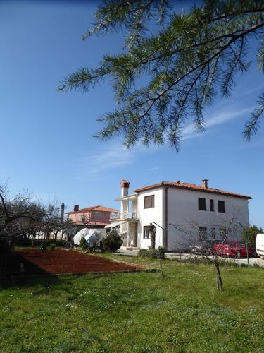 Ferienwohnung In Umag Mit Terrasse Und Garten