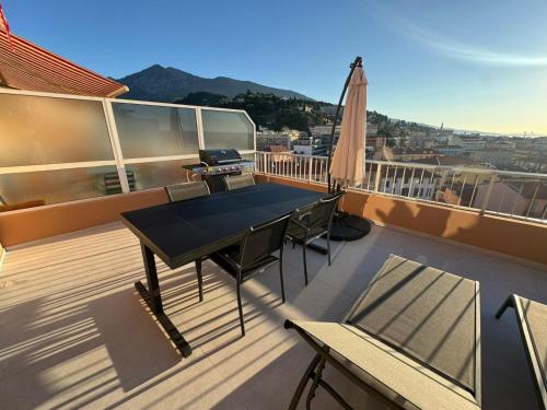 Dernier étage coeur Menton, vue mer parking privé