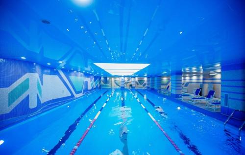 a large swimming pool with people in it at 15-69 Oasis-3 kom in Aktau