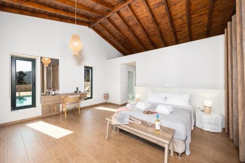 un dormitorio con una cama y una mesa en Villa Hill View Dio, en Chourdátika