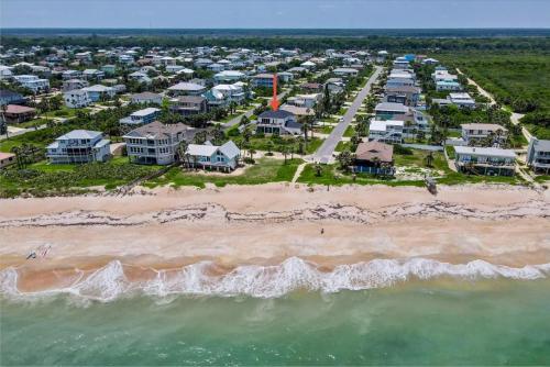 una vista aérea de una playa con casas en Luxurious Beachfront Home with Hot Tub Fenced Yard Bikes Fire Pit, en Marineland