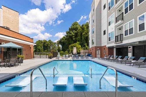 Der Swimmingpool an oder in der Nähe von Exclusive Living 5 Min From Downtown
