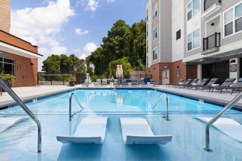 Der Swimmingpool an oder in der Nähe von Exclusive Living 5 Min From Downtown