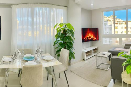 ein Wohnzimmer mit einem Esstisch und einem Kamin in der Unterkunft Cozy, City Center Condo in La Julia