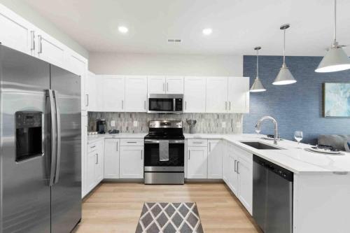 Η κουζίνα ή μικρή κουζίνα στο Luxury Living 5 Min From Downtown