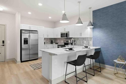 Η κουζίνα ή μικρή κουζίνα στο Luxury Living 5 Min From Downtown