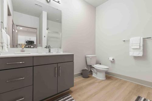 Ένα μπάνιο στο Luxury Living 5 Min From Downtown