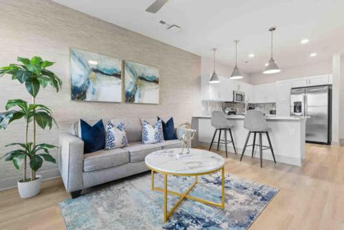 Η κουζίνα ή μικρή κουζίνα στο Luxe Living 5 Min From Downtown