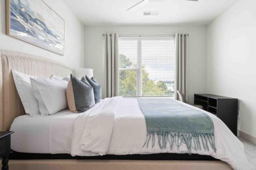Ένα ή περισσότερα κρεβάτια σε δωμάτιο στο Luxe Living 5 Min From Downtown